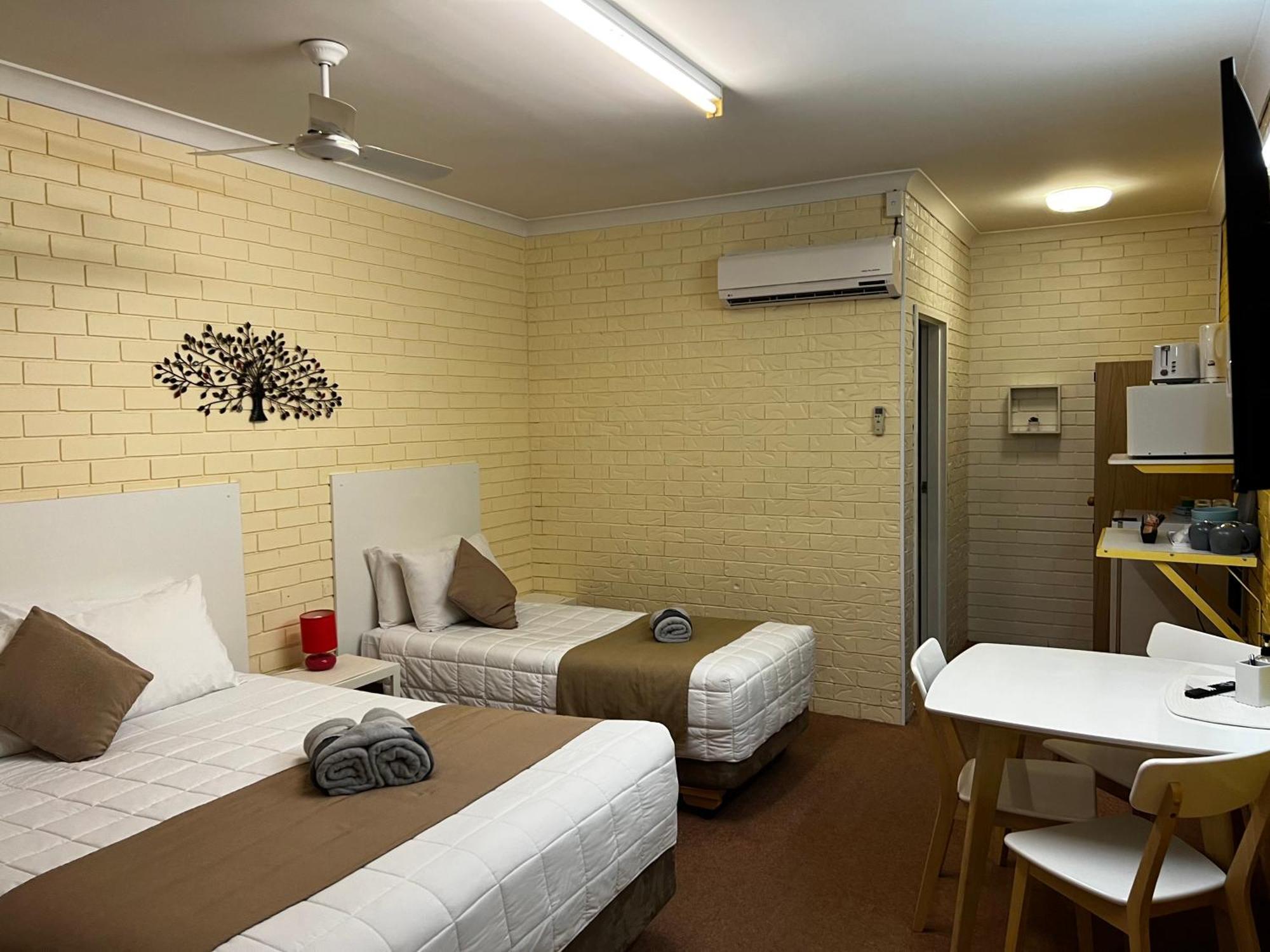 Jillaroo Motor Inn เกลน อินเนส ภายนอก รูปภาพ